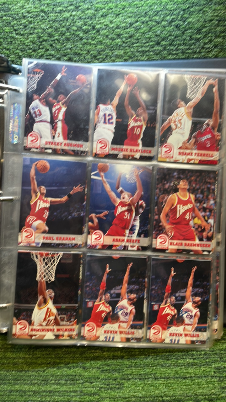 lot 68 image: 1990 NBA Hoops Set (#1-175) in Booklet Binder