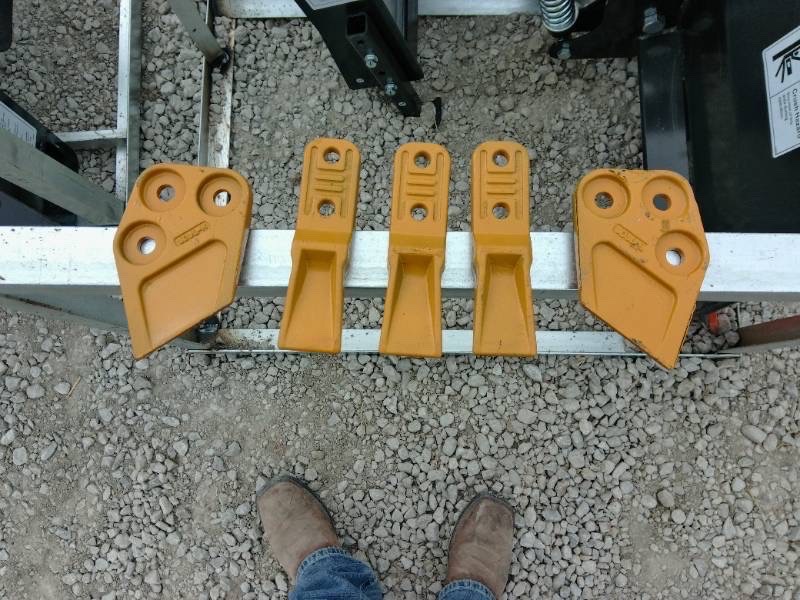 lot 84 image: BUCKET TEETH SIDE TEETH 2026 Unused