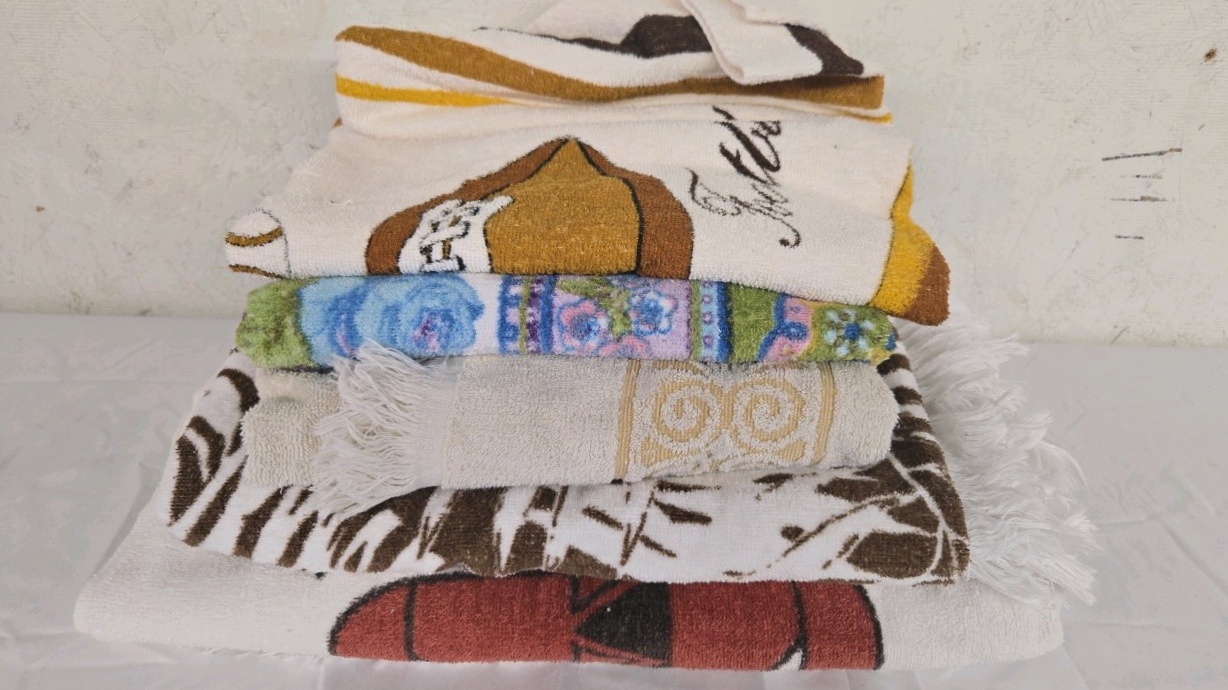lot 12 image: Vintage Bath Towels