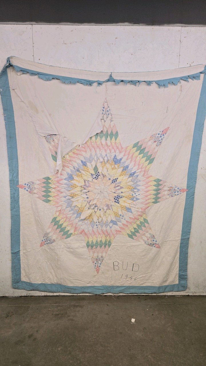 lot 13 image: Vintage Quilt