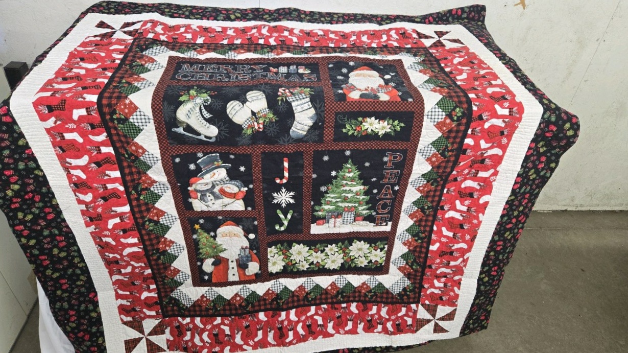 lot 15 image: Vintage Christmas Quilt