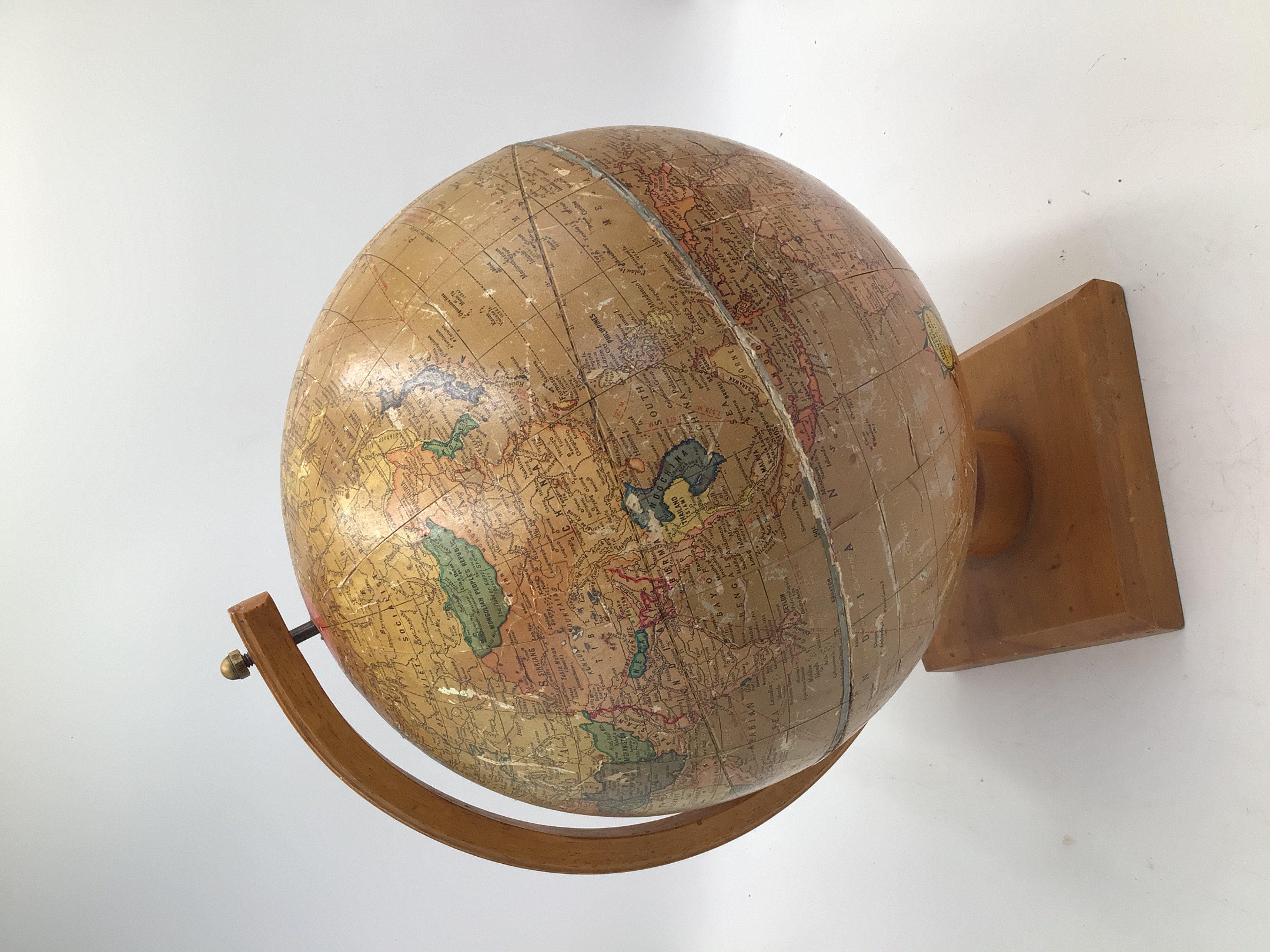 lot 24 image: Vintage Globe