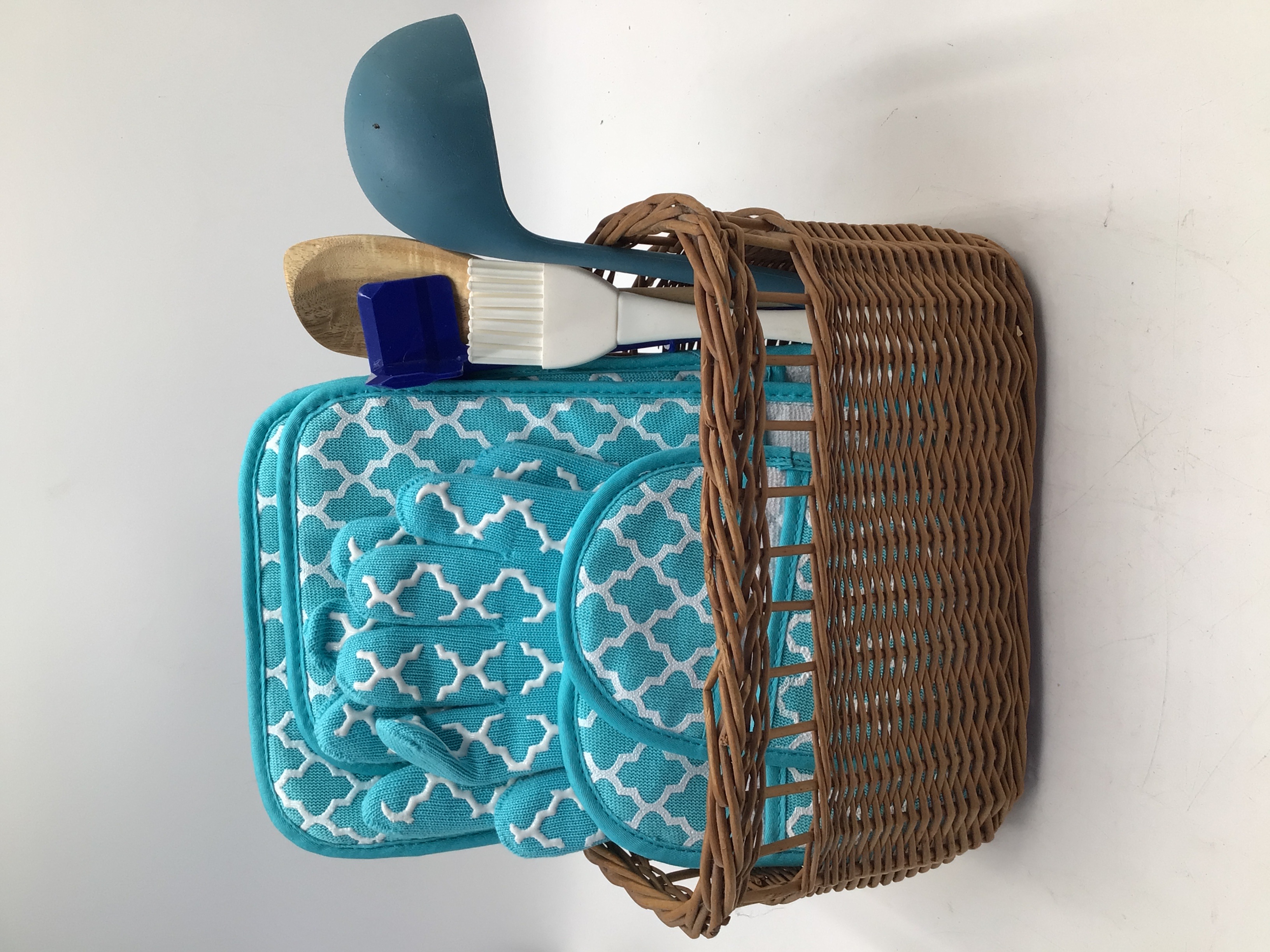 lot 26 image: Basket wutensils and oven gloves