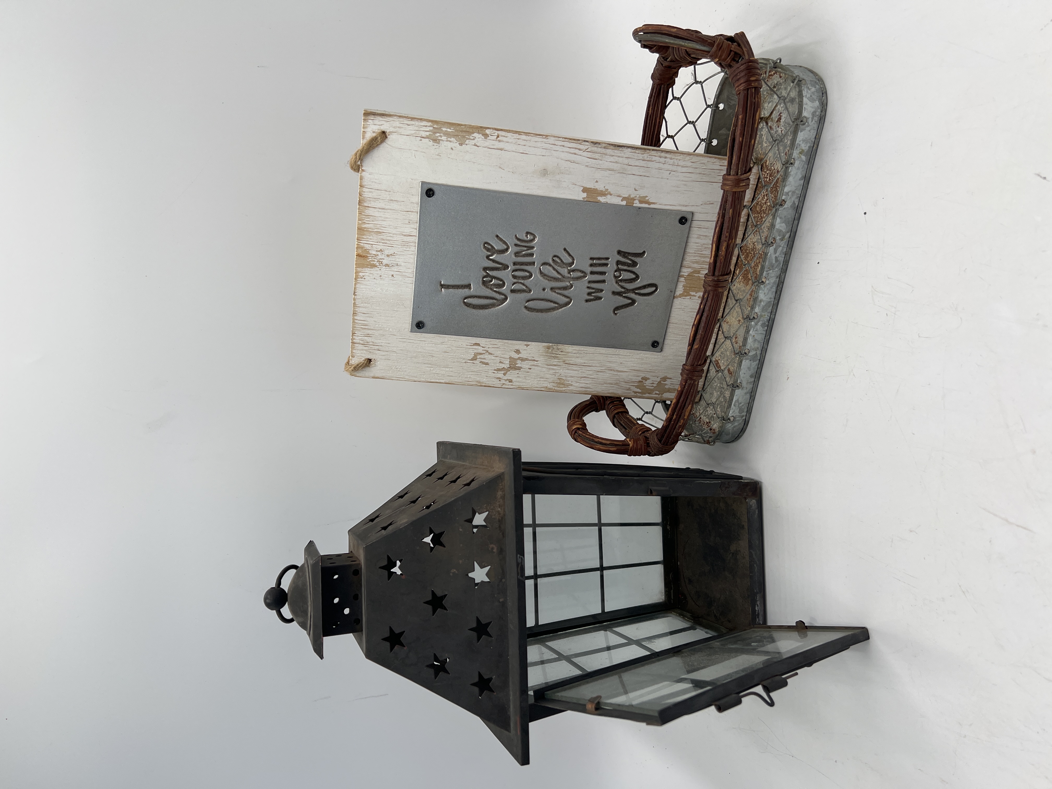 lot 29 image: 3 piece decorative arrangement