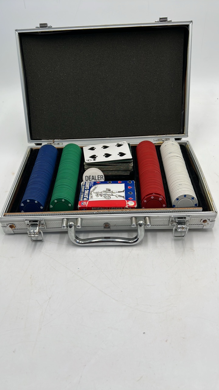 lot 30 image: Poker set with case