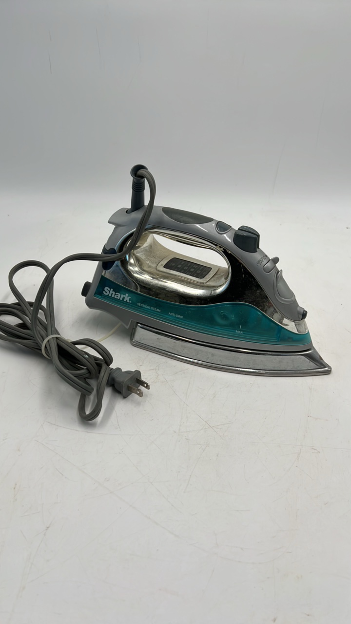 lot 32 image: Shark iron