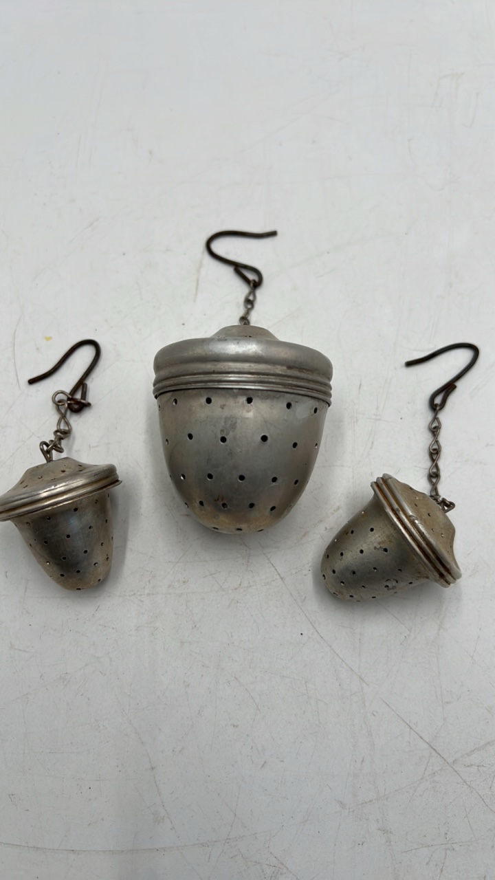 lot 41 image: 3 Tea Balls infuser