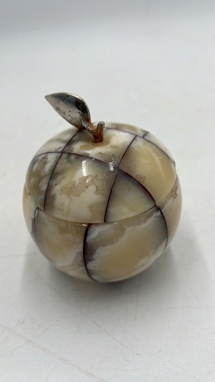 lot 44 image: Vintage Apple Shaped Trinket box