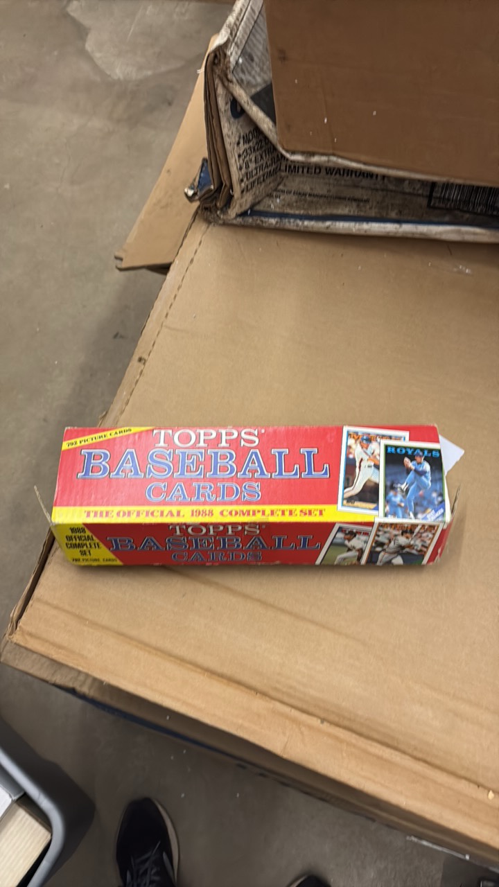 1988 Topps Baseball Set (Could be Complete Set, Cards Fit Tight Against Box)
