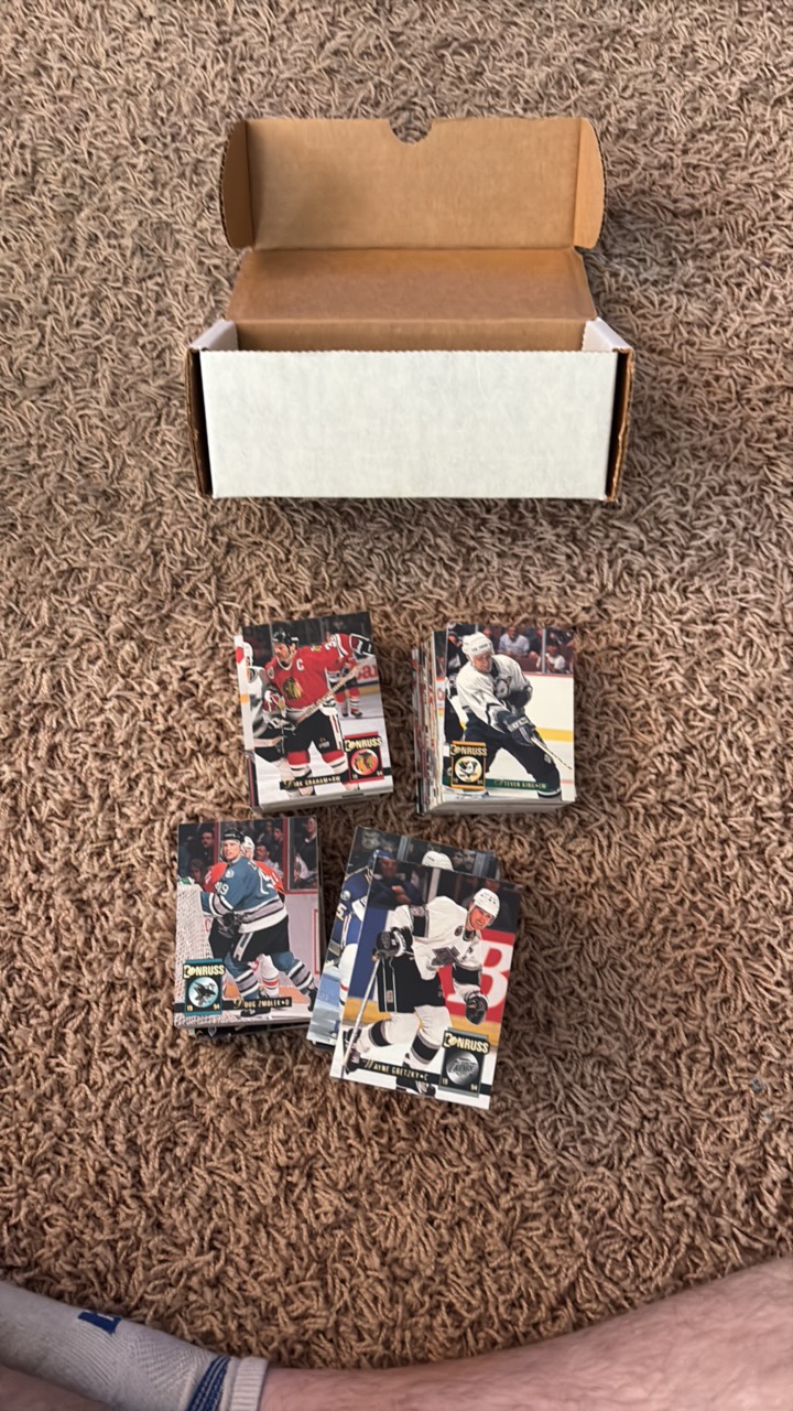 1994 Donruss Hockeg Complete Set, Loaded With Stars, (Cards Are Bricked or somewhat stuck together. they need a little work to separate them as they have stuck together a little after being in the box so long)