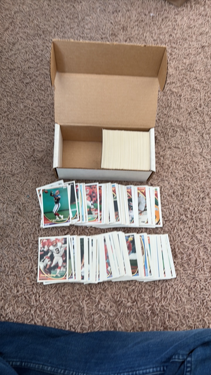 1994 Topps Football Cards Nearly Complete Set, Lots of Great Cards