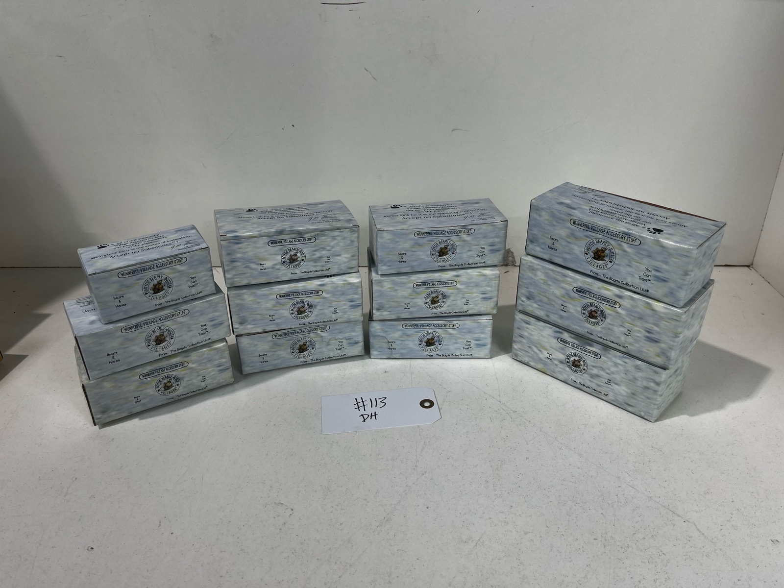 lot 113 image: Boyds Bears