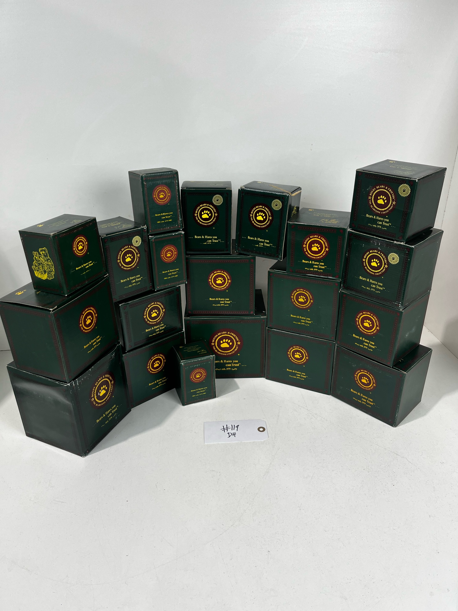 lot 119 image: Boyds Bears