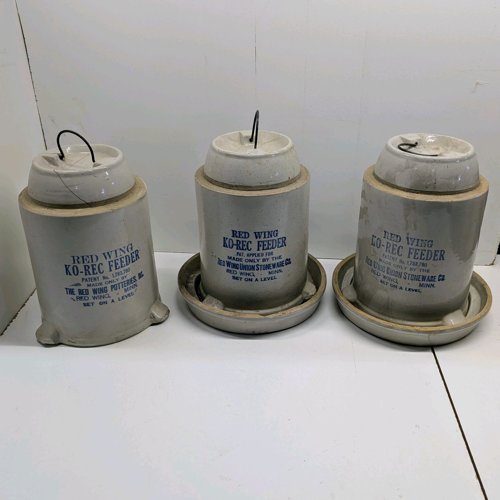 lot 122 image: Vintage Red Wing Pottery Ko-Rec Chicken Feeder 10 2 With Base