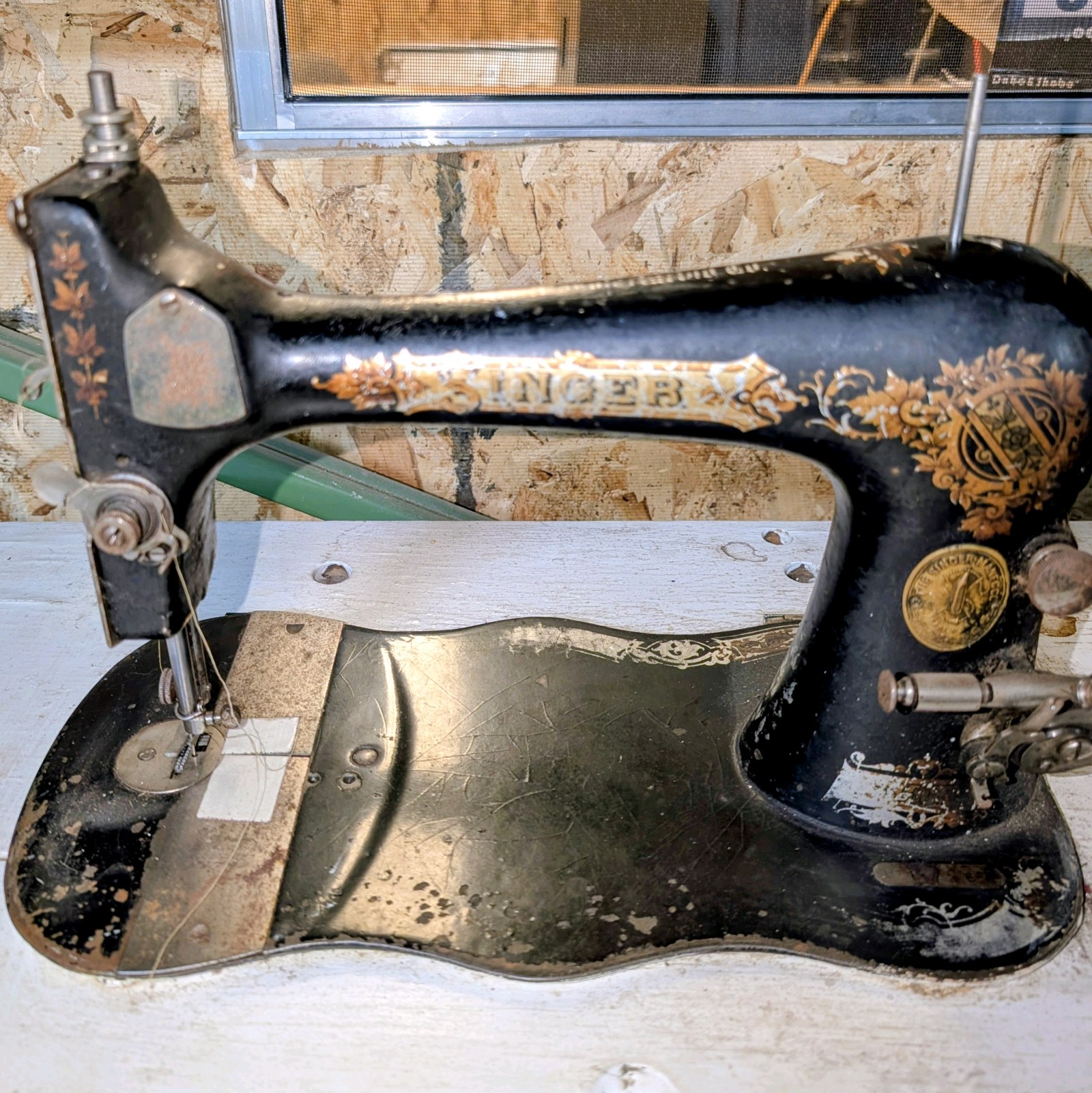 lot 145 image: Vintage Singer Sewing Machine