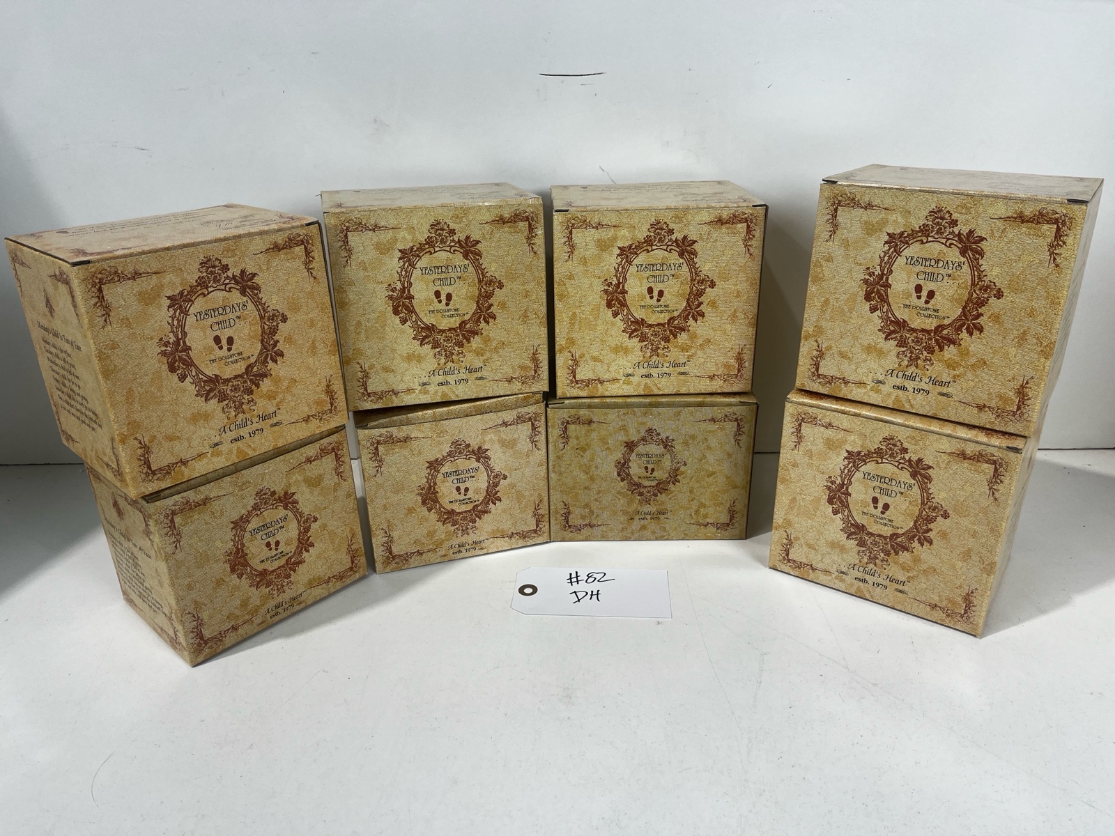 lot 82 image: Boyds Bears