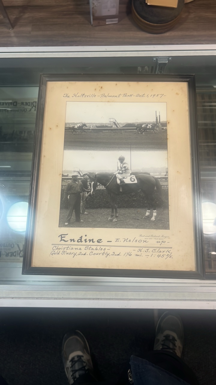 lot 61 image: 1957 endine horse racing photograph