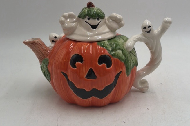 lot 110 image: Vintage Fitz & Floyd Omnibus Pumpkin Ghost Teapot  Halloween Ceramic with Spooky Ghosts