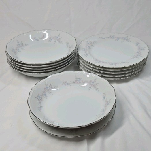 lot 127 image: Vintage Arita China Scalloped Dinner Plates  Blue Floral Pattern (Japan)