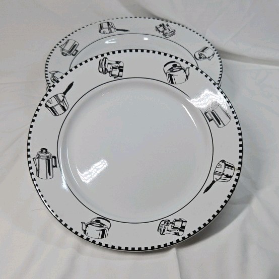lot 129 image: Vintage Oneida Crown Rego Porcelain Dinner Plates  Black & White Kitchenware Border