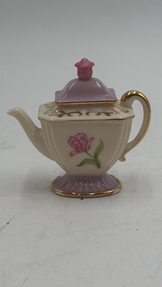 lot 146 image: Lenox Tea at the Ritz Miniature Teapot Box