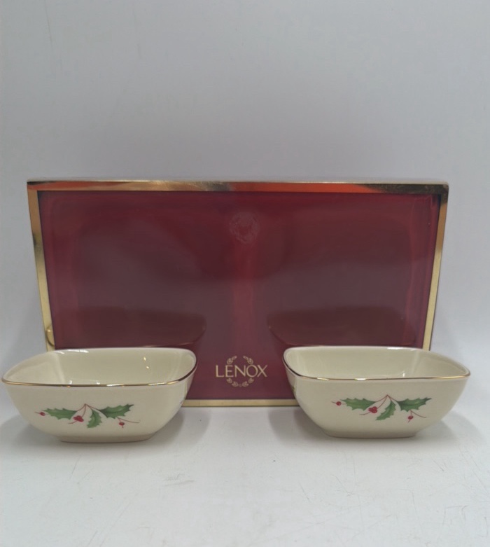 lot 147 image: Lenox Holiday Double Bowl Set with Original Box