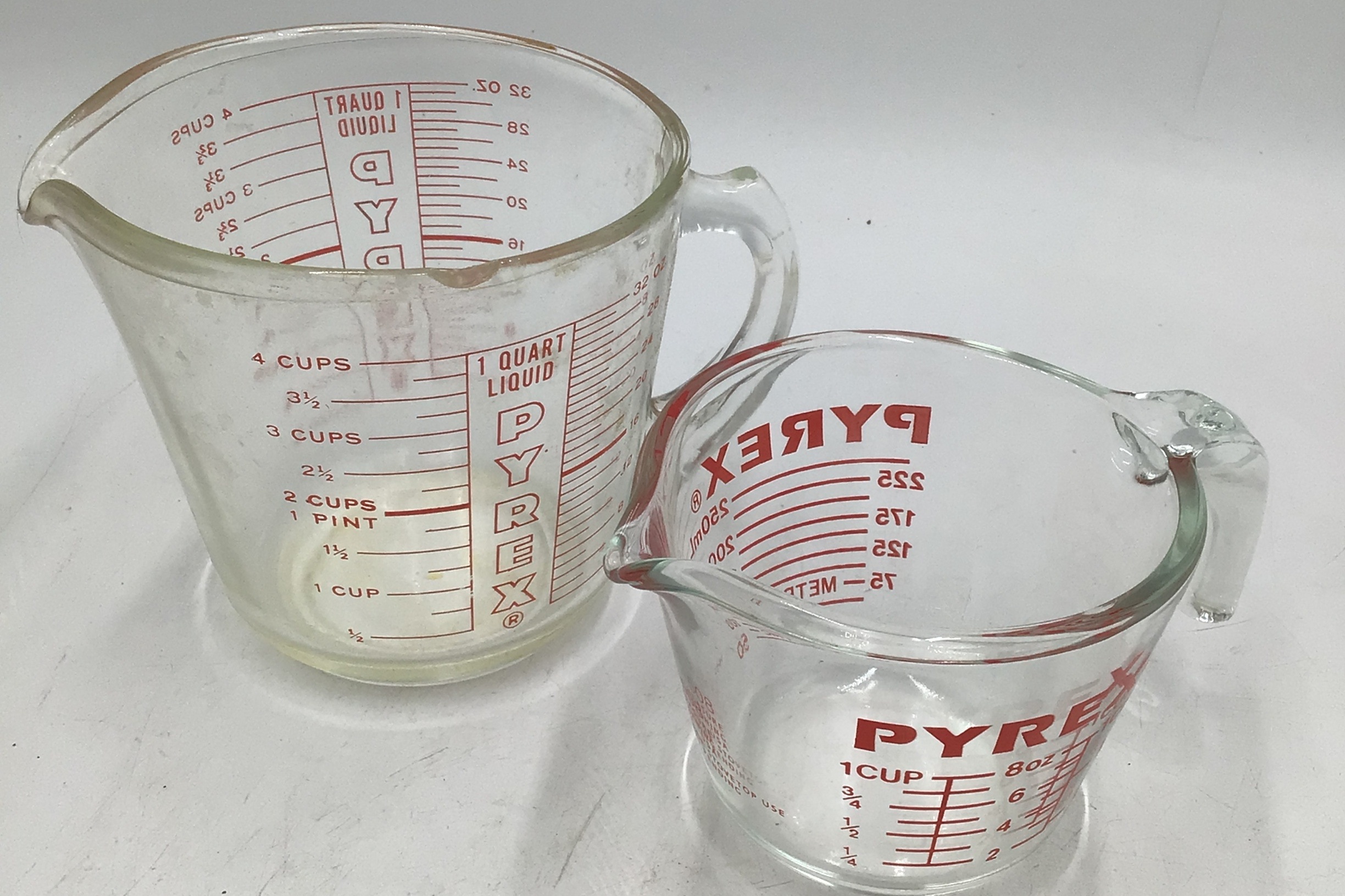 lot 154 image: Vintage Pyrex Glass Measuring Cup Set