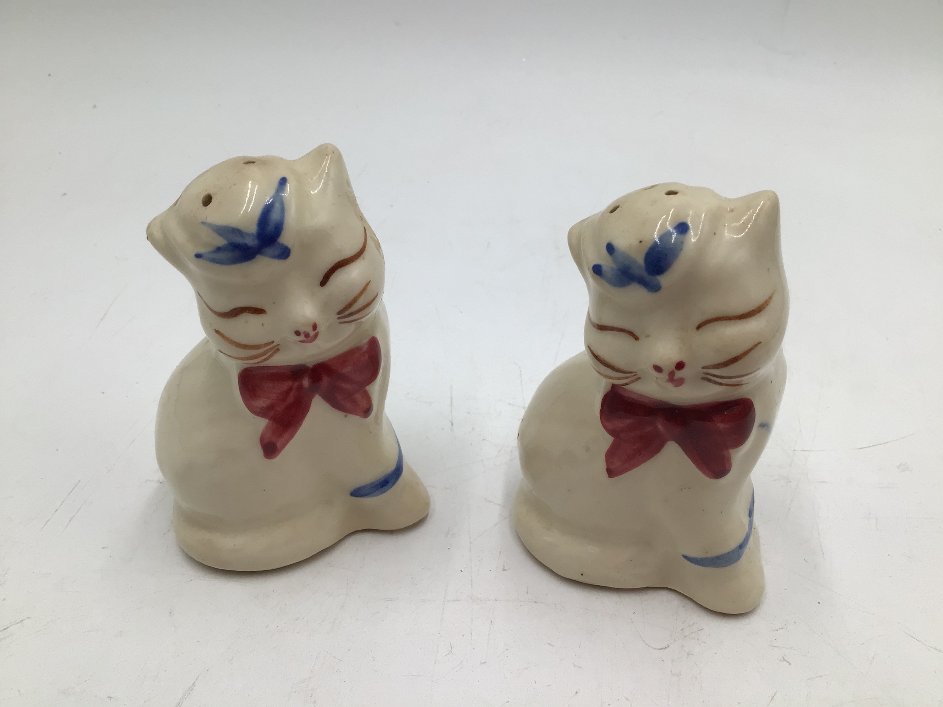 lot 163 image: Vintage Ceramic Cat Salt and Pepper Shakers