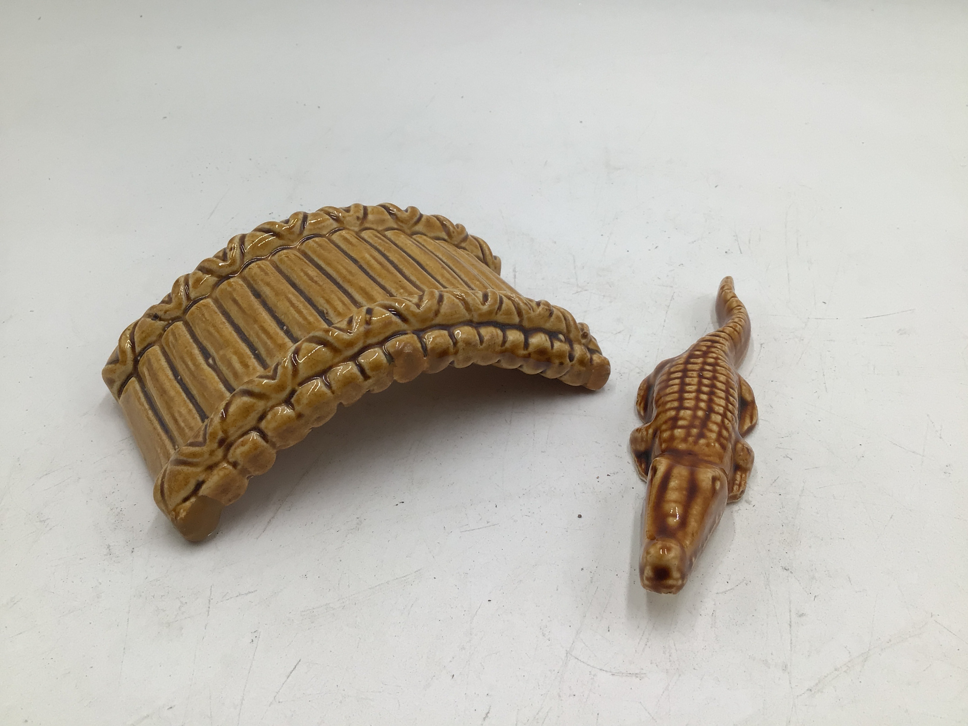 lot 170 image: Vintage Japanese Ceramic Alligator Wall Pocket and Bridge Set