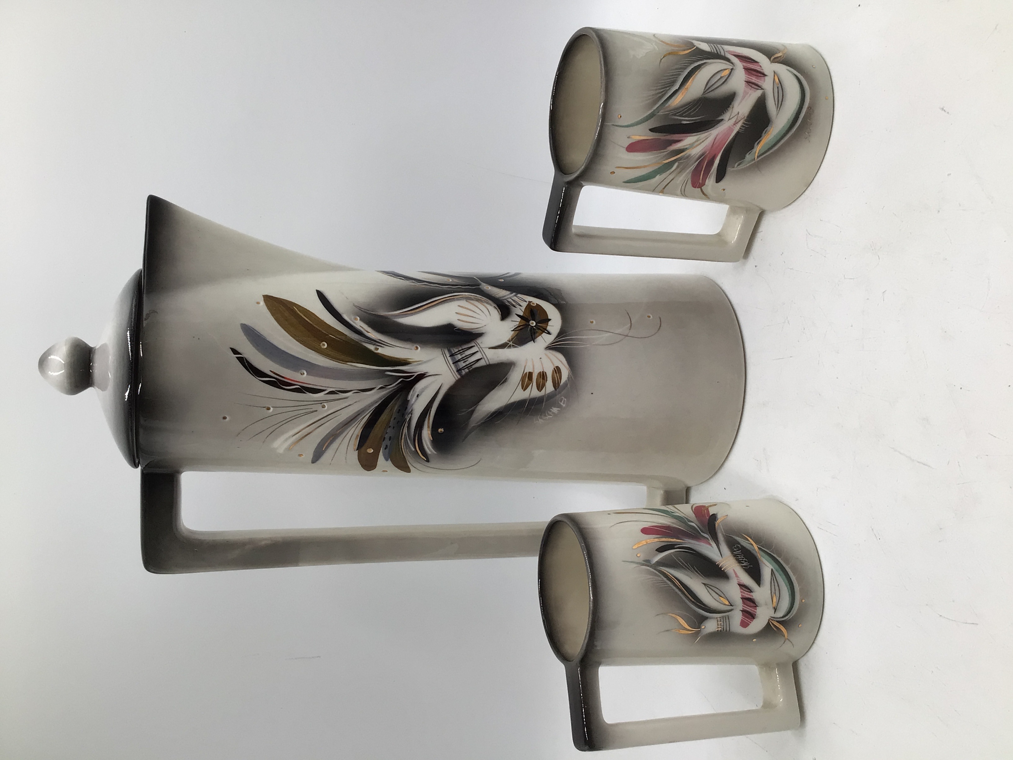 lot 200 image: Vintage Jackie ONeal Mid-Century Modern Carafe and Mug Set