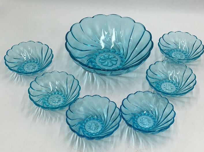 lot 217 image: Vintage Blue Depression Glass Shell Bowl Set Scalloped Swirl Pattern 7-Piece