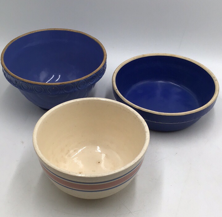 lot 219 image: Vintage Blue and Cream Ceramic Mixing Bowl Set Embossed Rim & Striped Patterns