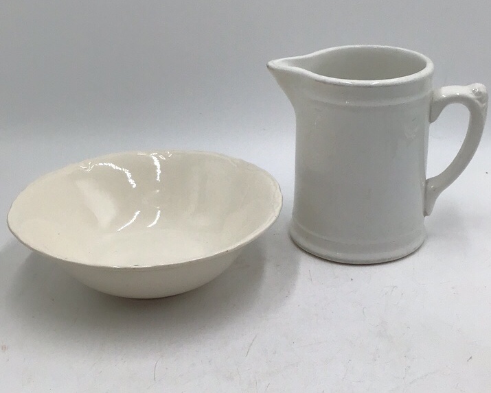 lot 237 image: Vintage Homer Laughlin White Creamware Bowl and Pitcher Set Scalloped Rim