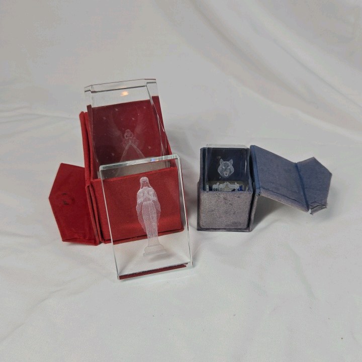 lot 239 image: Vintage 3D Laser Etched Crystal