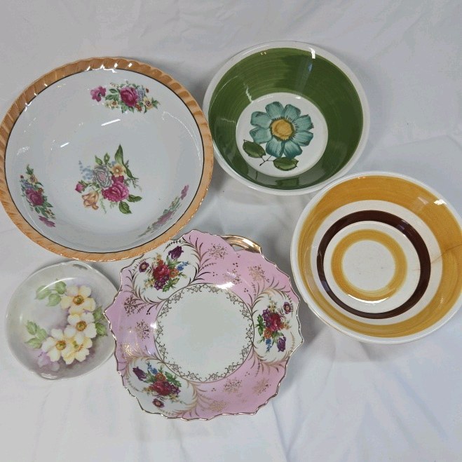 lot 241 image: Assortment of vintage porcelain serving bowls
