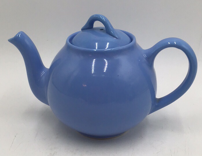 lot 253 image: Vintage Liptons Tea Ceramic Teapot  Blue