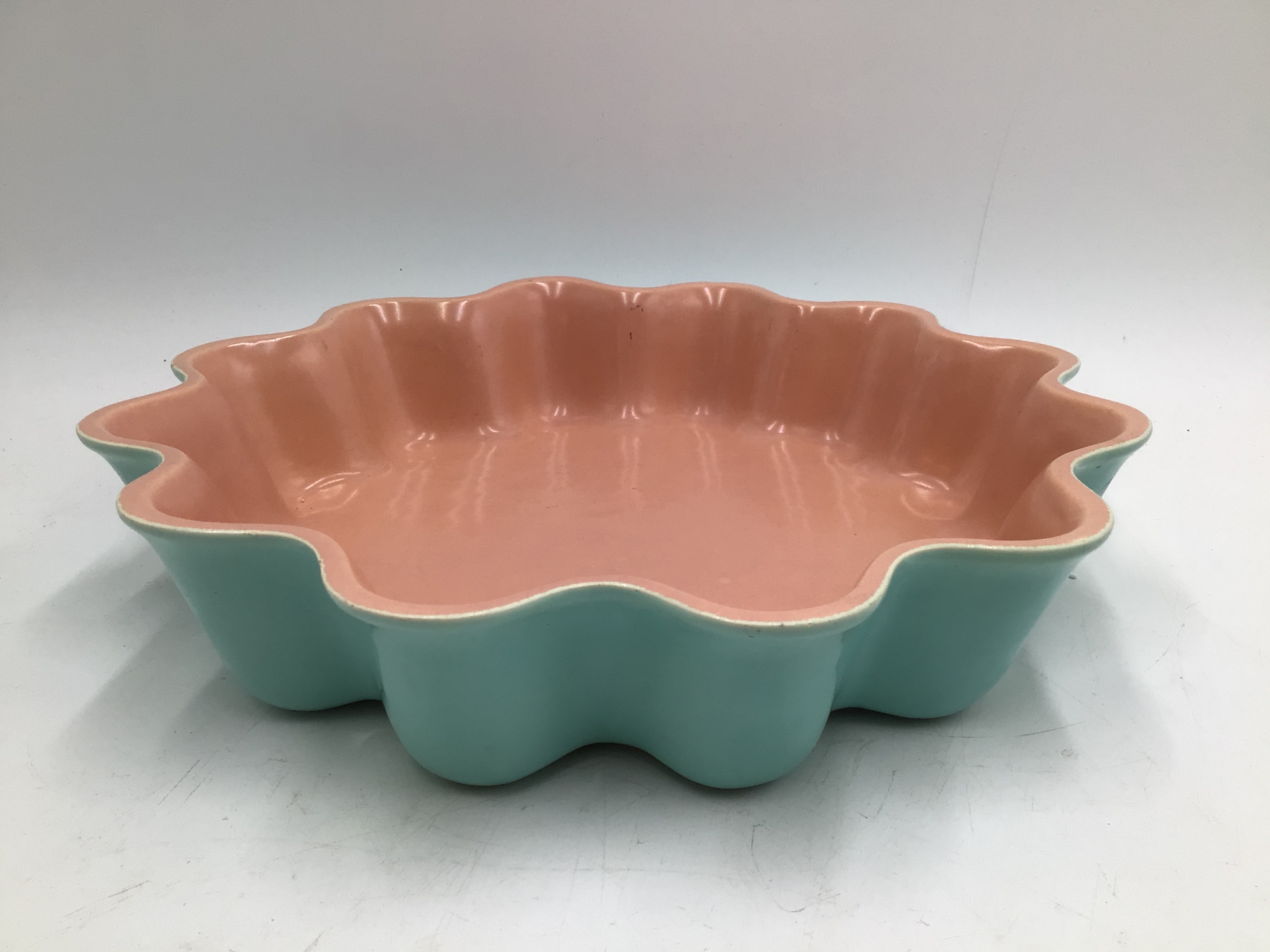 lot 26 image: Vintage Catalina Pottery Scalloped PieQuiche Dish