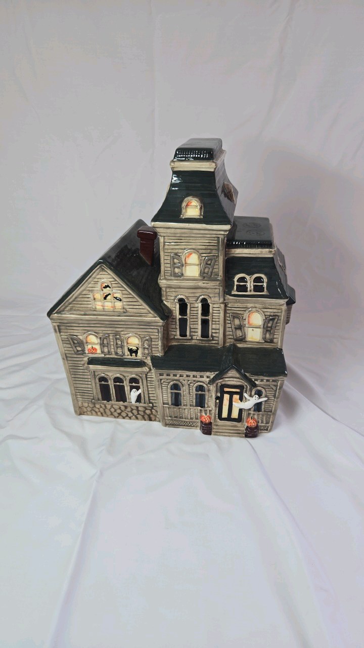 lot 48 image: Vintage Ceramic Haunted House Cookie Jar