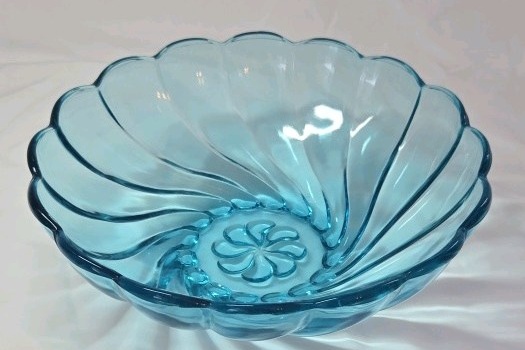 lot 67 image: Vintage blue glass bowl
