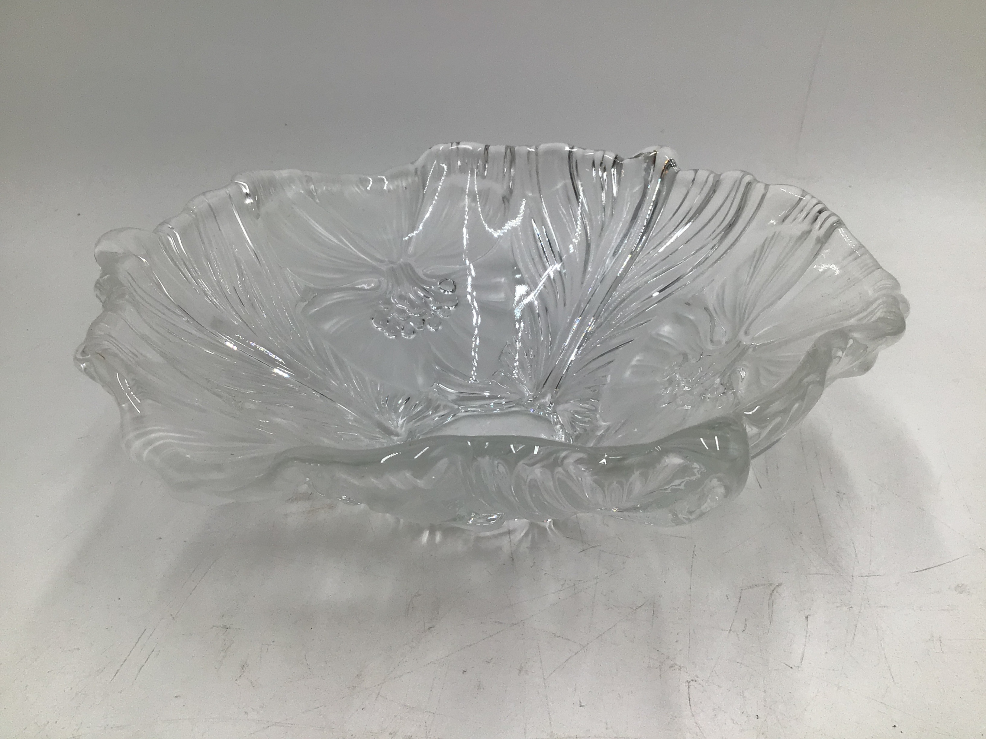 lot 87 image: Vintage Crystal Art Glass Bowl  Hibiscus Flower Design, Scalloped Petal Rim
