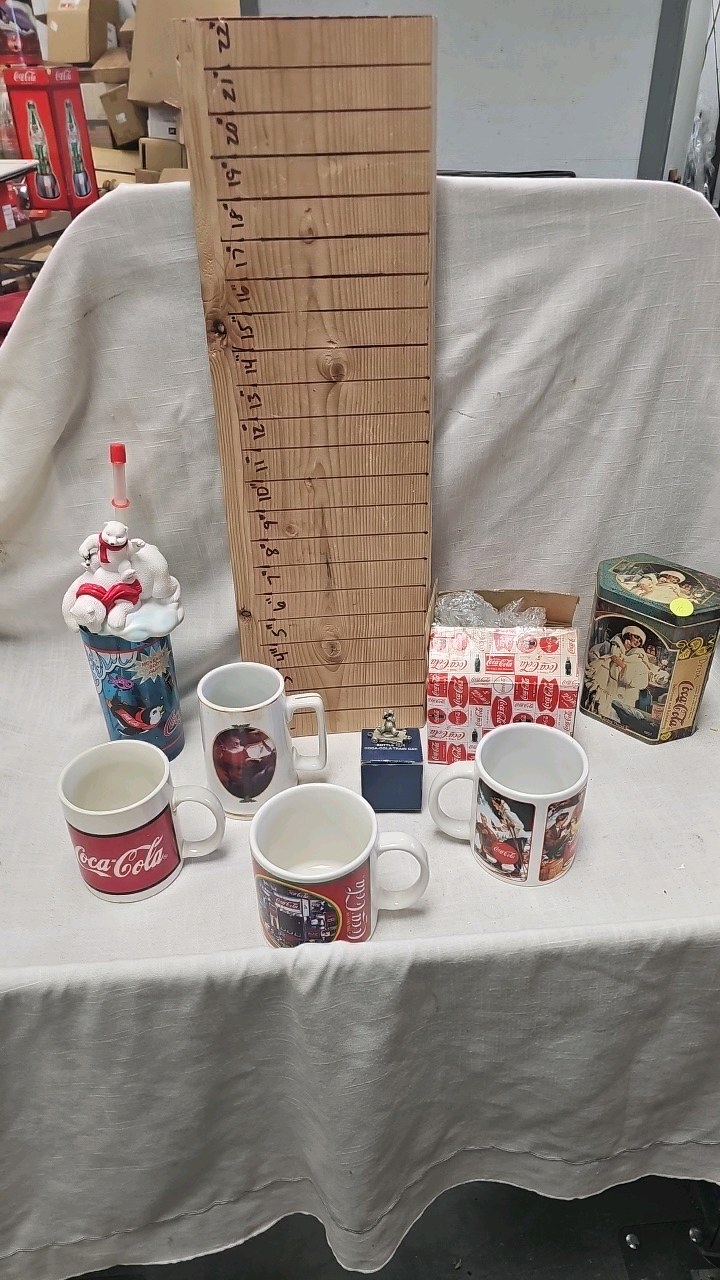 lot 10 image: Coca Cola Cup Lot with tin CupTrain Car. Era Mug wbox