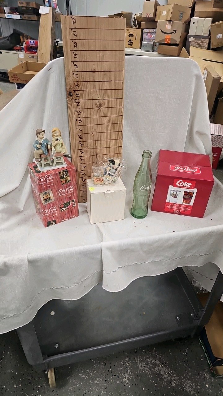 lot 120 image: Coca Cola Glasses, Figurines