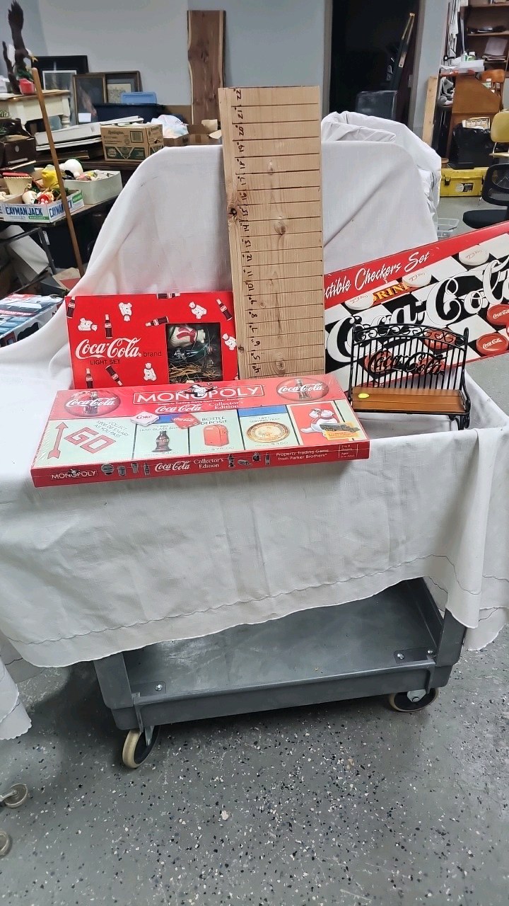 lot 128 image: Coca Cola Checkers, Monopoly, Light Set, Minature Decorative Bench