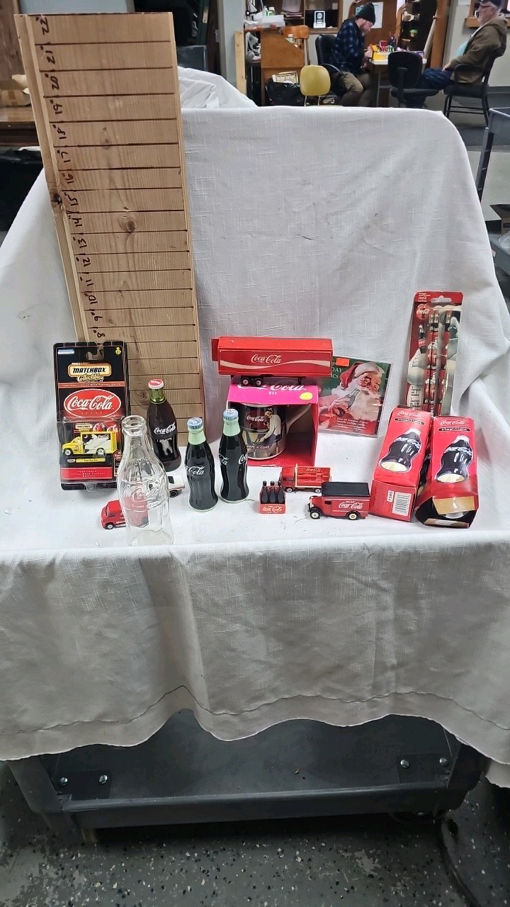 lot 139 image: Coca Cola Flashlight, SP, etc