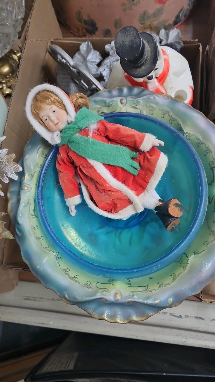 lot 146 image: Vintage dcor bowl, Doll, Snowman, Wall Shelfplanter