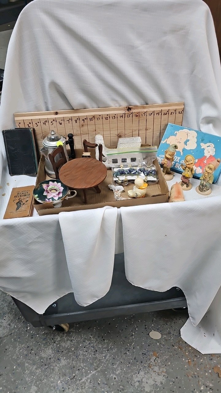 lot 149 image: Vintage Picture Books, Misc, Calculater Book, Misc