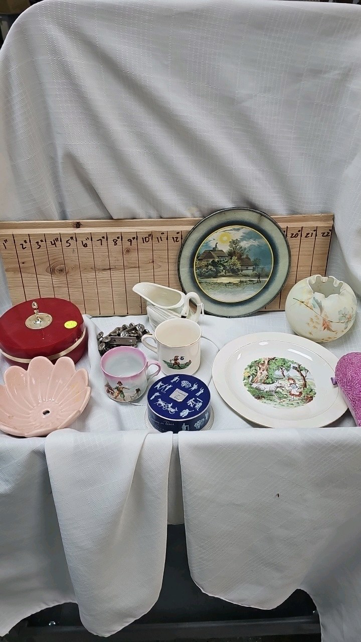 lot 151 image: Ruffled Table Vase, Various Vintage Dishes