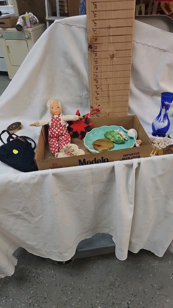 lot 152 image: Mary Gregory Vase and Various Vintage