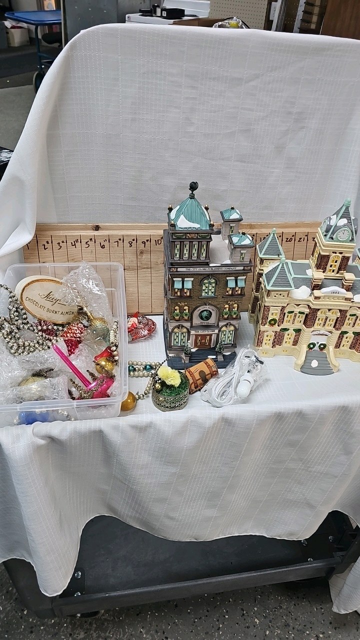 lot 153 image: Vintage Christmas and Snow Village Pieces