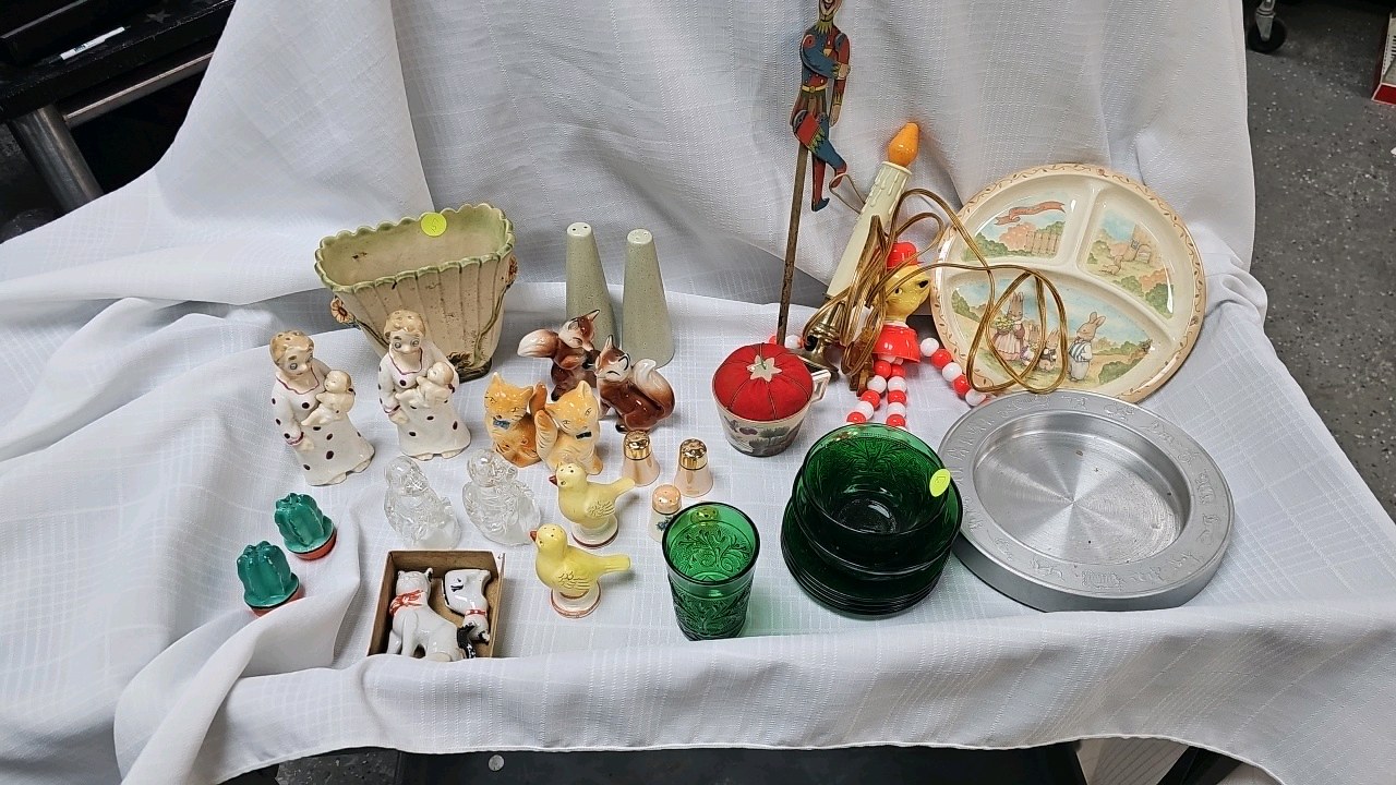 lot 157 image: 2 Flats SP Shakers and various Vintage items